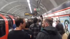 Bethnal Green Station people leave trains on mass due to incident