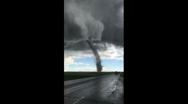 Incredible footage of tornado tearing through Canadian field