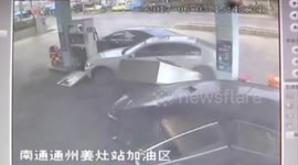 南通:女司机油门当刹车 宝马车撞翻加油机