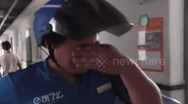 Delivery man tears down after delivering cakes for son on Children's Day