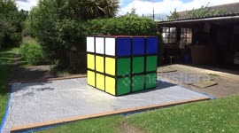 Man assembles world's largest Rubik's Cube puzzle