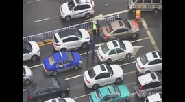 兰州一男子驾报废车上路遭拦截 殴打女辅警落网