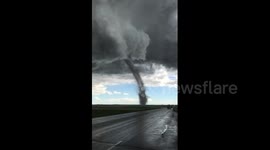 Newsflare Edit - Incredible footage of tornado tearing through Canadian field