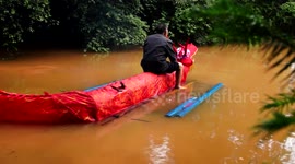 Chinese farmers use waste plastic self - made submersible