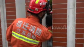 宿迁:惊险!熊孩子“穿墙”失败头卡墙缝