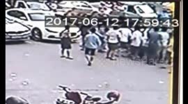 两岁男童被压宝马车底 十几位街坊合力抬车救人