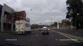 Newsflare Edit - Nasty accident after driver appears to jump red light