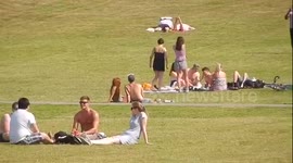 Londoners enjoy the sunshine as temperatures rise above 30 degrees