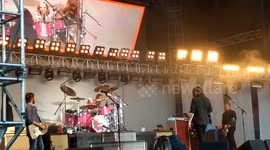 Dave Grohl invites his daughter to play the drums on stage with the Foo Fighters