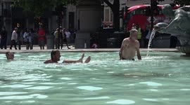 Londoners jump into Trafalgar Square fountains to cool down