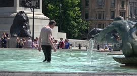Newsflare Edit - Londoners jump into Trafalgar Square fountains to cool down