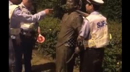 为逃查酒驾窜进稻田 进去就摔成了“泥人”
