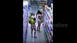 连云港:妇女抱着孩子盗窃 得手后塞进内衣掩饰