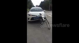 汽车追尾自行车 自行车没事汽车却凹了