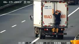 武汉:货车上惊现“人体”遮挡号牌