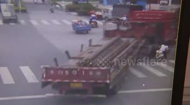 Semitrailer runs over scooter when turning a corner