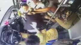 贵阳:感情受挫乘公交 男子撒野酿险情