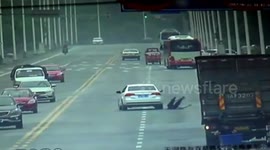 成都   逃查处 拖行交警数百米