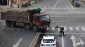 江苏句容:老人骑车闯红灯被撞飞 一男子 瞬间“闪退”躲过一劫