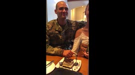 Soldier gets surprise at Olive Garden