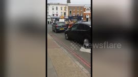 Newsflare Edit - Crazy East London girls fighting: road rage!!!!