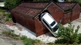 广东清远:半月内两车接连撞穿祠堂 村民称风水有问题