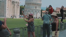 Tourists failing at taking photographs of the Leaning Tower of Pisa
