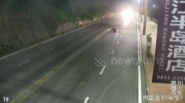 赤水:深夜飚车出事 民警淋雨救援