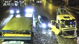 昆明:交通事故现场 交警遭遇“醉猫”袭击
