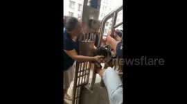 江西吉安:女童头卡扶梯 蛮用力不如逆思维