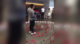 南京:男子用99分小龙虾向女友求婚