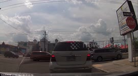 Angry Drive Uses Shoulder to Pass Truck