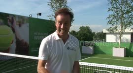 Anton Du Beke wows queuers ahead of day's play at Wimbledon