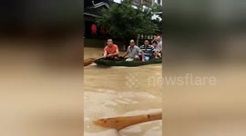 Newsflare Edit - 连日暴雨 广西融水遇洪水居民乘船出行