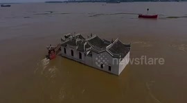 700-year-old pavilion survives Yangtze River flood