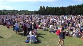 Thousands queue for Andy Murray match at Wimbledon