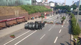 Police use water cannon, push back against protesters in huge numbers at #G20 summit in Hamburg