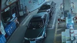 宜春:加油站内 女司机误操作 三车受损