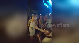 Man proposes to his girlfriend during Ed Sheeran concert