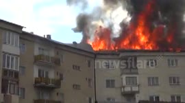 VIOLENT FIRE - 800 square meters of the roof of a building in Sighet was consumed by flames