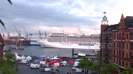 Giant cruise ship plays Seven Nation Army