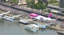 Wizzair Airbus A320 lowpass over the river Danube