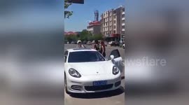 Newsflare Edit - 塘沽警方依法处理“霸道男”“保时捷男”互殴案件