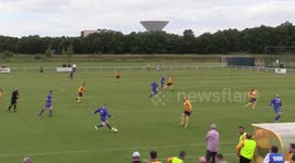 Player misses sitter in front of goal !!