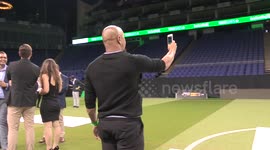 Roberto Carlos limbers up for Star Sixes with 360 degree selfie