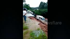 广西钦州:江堤突然二次坍塌 围观群众坠落