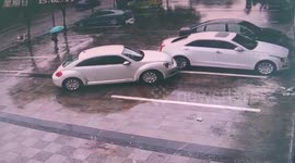 江西赣州:女司机无证又醉驾 一连撞了十几辆车