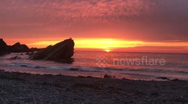 Sun sets over Ilfracombe beach in burst of colour that melts into the sea