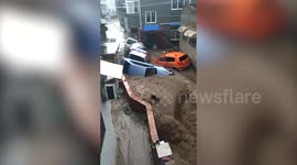Flash flood sweeps away vehicles in China's Shanxi Province