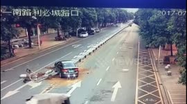 Car crash sets off amazing fence domino effect